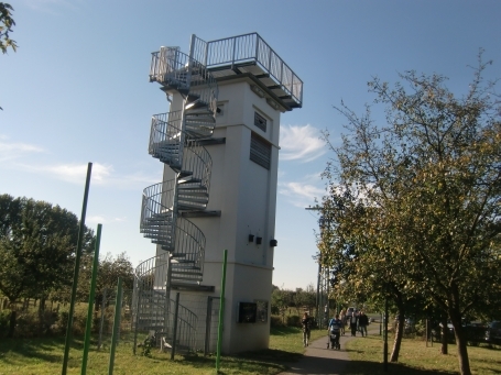 Xanten : Eyländer Weg, ehem. RWE-Trafoturm, Besucher können die Aussichtsplattform nutzen, es bieten sich Ausblicke auf den Rhein und das Naturschutzgebiet Bislicher Insel.